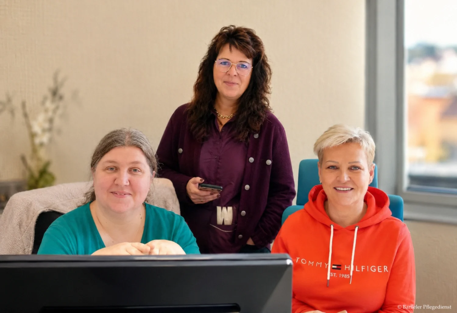 Stephanie Mühring-Buhr, Petra Paulke und Susanne Punke im Büro des Barßeler Pflegedienstes